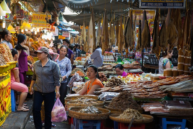Nằm ở phường Châu Phú A, thành phố Châu Đốc, tỉnh An Giang, chợ Châu Đốc là điểm đến du khách không nên bỏ qua trong hành trình miền Tây Nam Bộ.